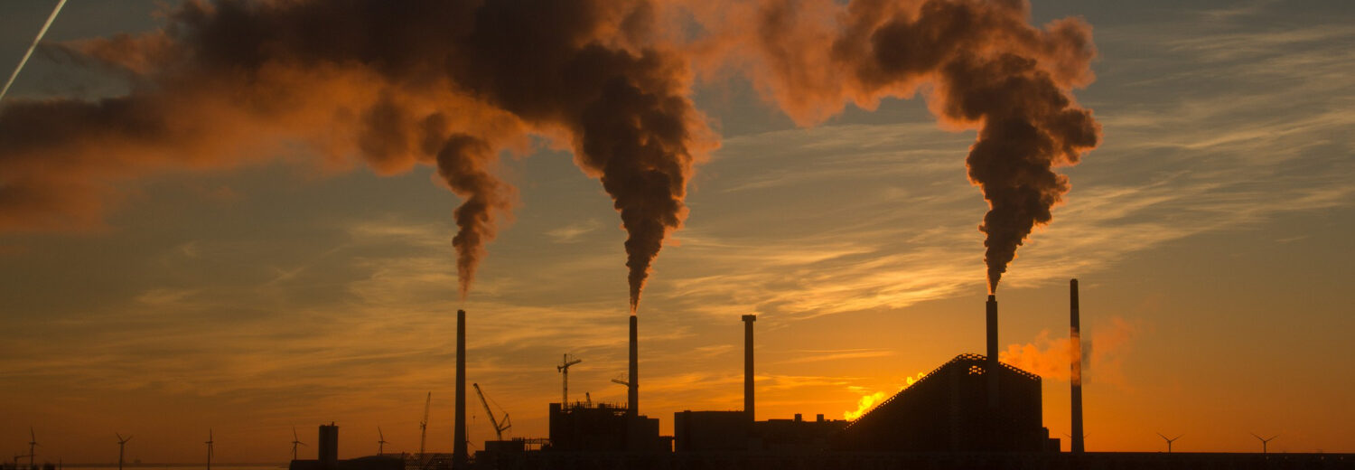 Analise os impactos ambientais e os requisitos normativos relacionados à emissão de poluentes atmosféricos visíveis