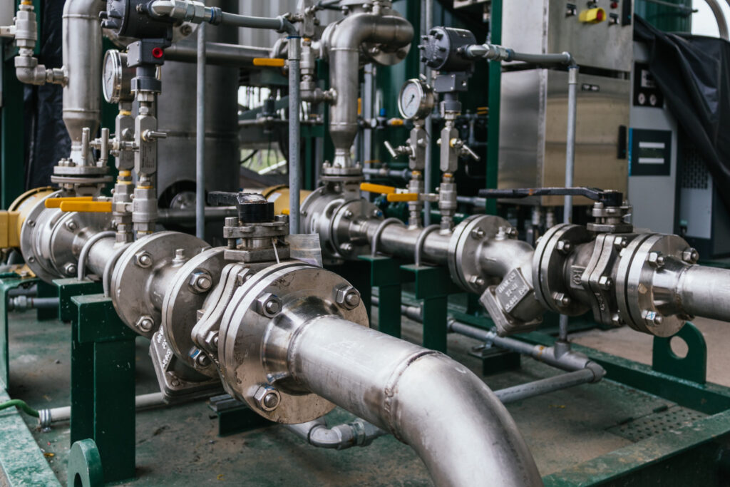 Descreva os critérios técnicos para instalação e manutenção de válvulas, manômetros e conexões em ambientes industriais críticos - Curso de Atmosfera Explosiva EX003