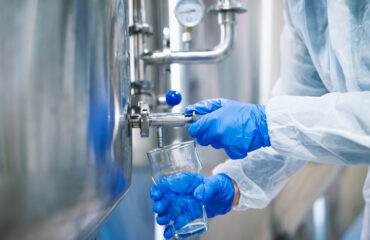 FOTO 03 Coleta de amostra líquida para análise de cloro ativo em solução de hipoclorito de sódio, seguindo os procedimentos de controle de qualidade conforme NBR 11833 - CURSO HIPOCLORITO DE SÓDIO