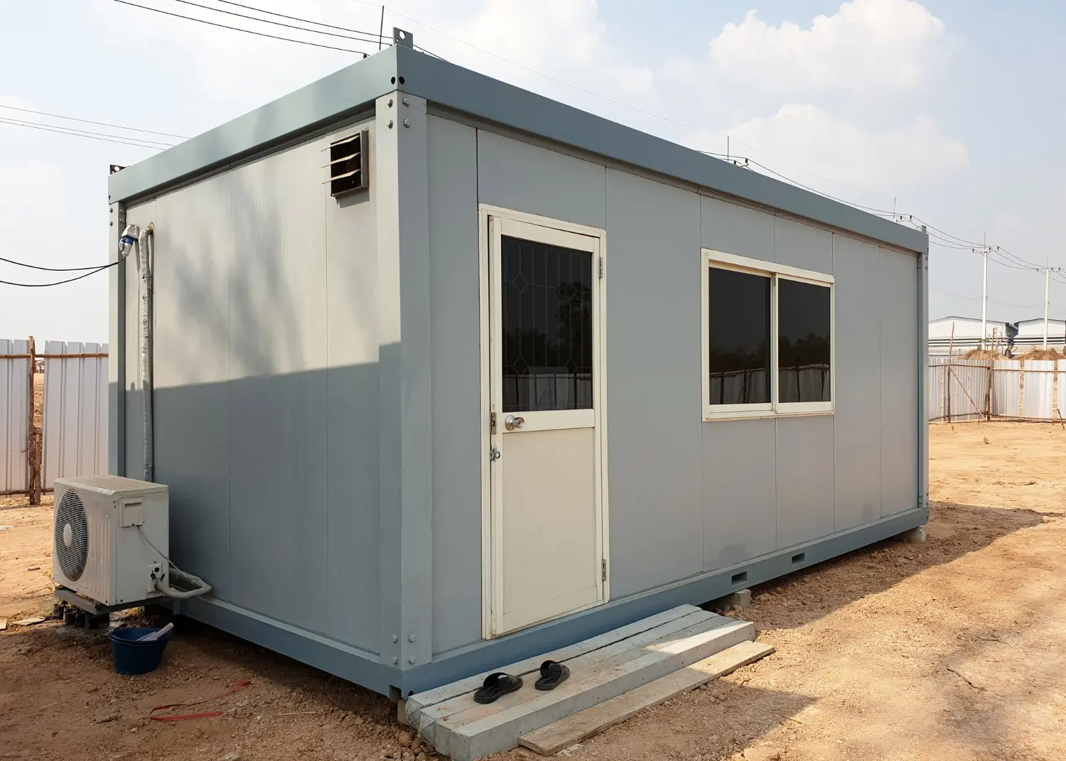 Contêiner habitável climatizado com estrutura isolada. Indicado para ambientes administrativos ou salas técnicas em frentes de serviço