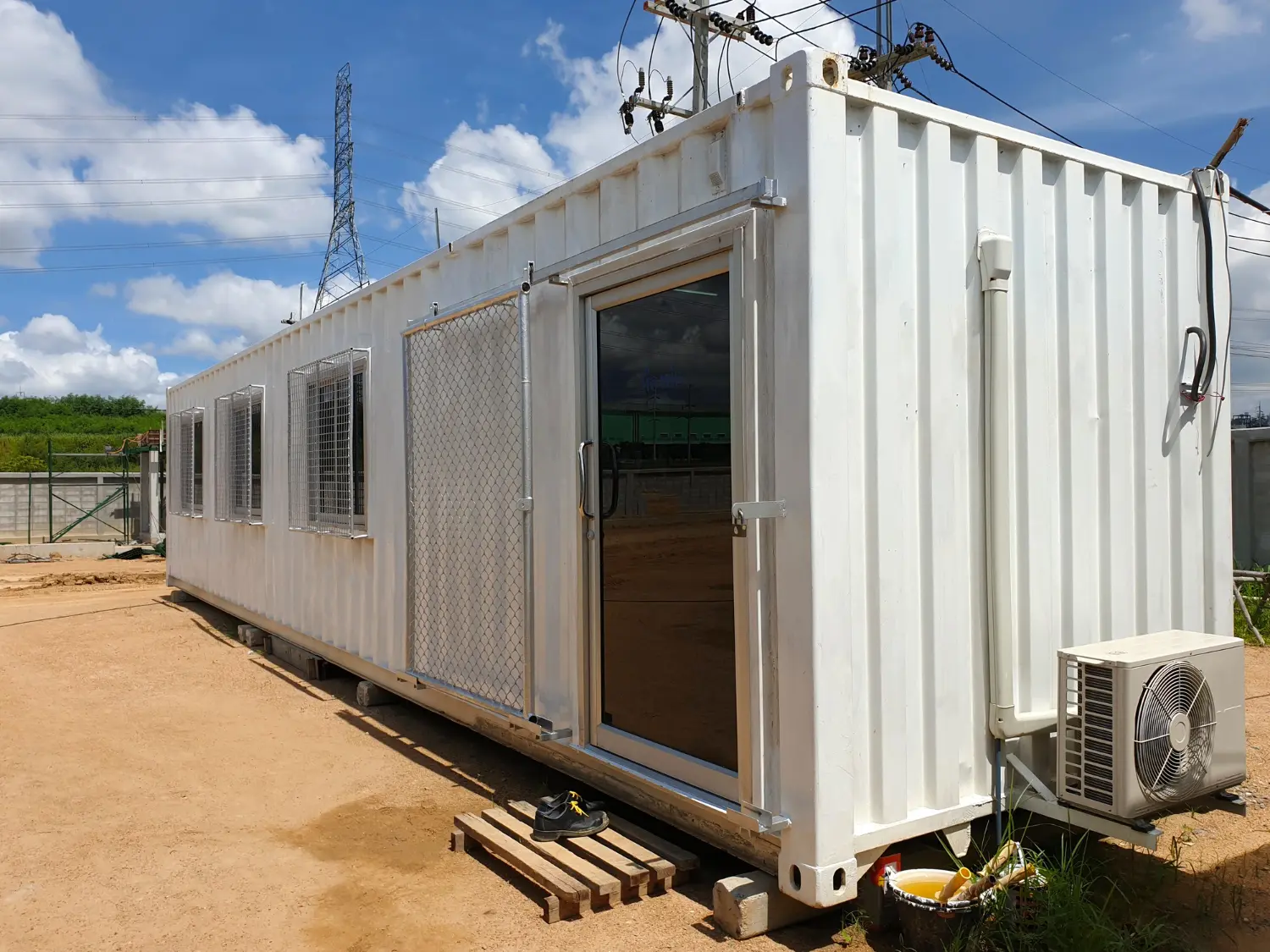 Contêiner adaptado para área de vivência em canteiro de obras, com ventilação protegida, porta reforçada e sistema de climatização.