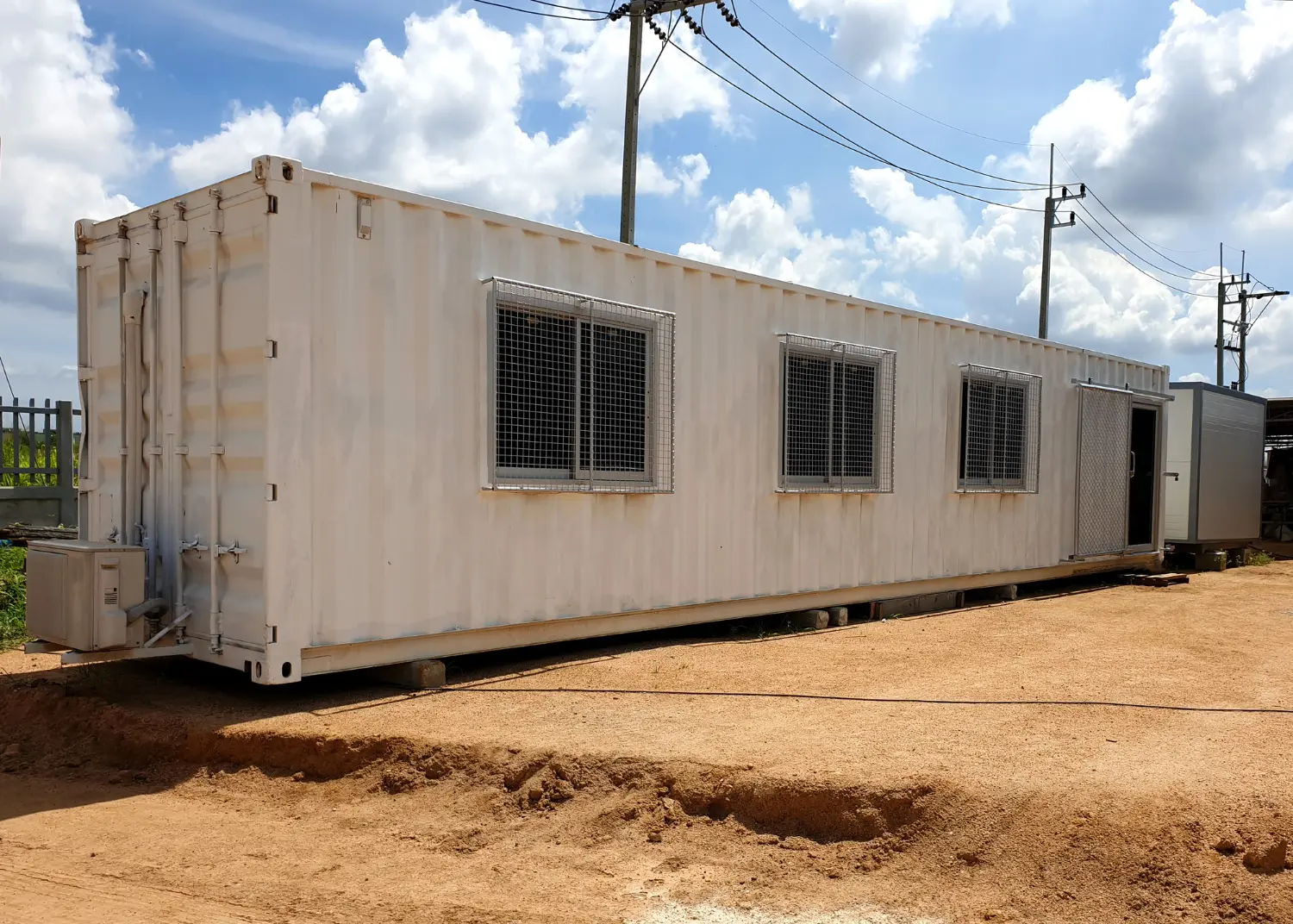 Unidade habitacional metálica adaptada com ventilação e proteção externa. Aplicável como alojamento ou escritório em canteiro de obras.