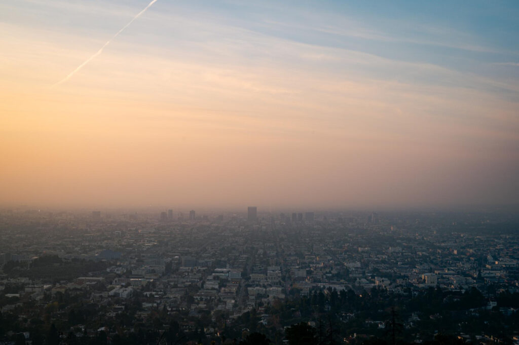 Vista ampla de uma cidade encoberta por uma camada de poluição atmosférica - CURSO ATMOSFERA EXPLOSIVA EX007