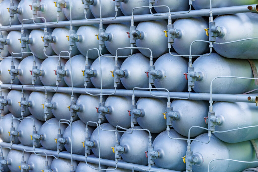 Armazenamento seguro de cilindros de aço para gases industriais, obedecendo a padrões rigorosos de qualidade e segurança.
