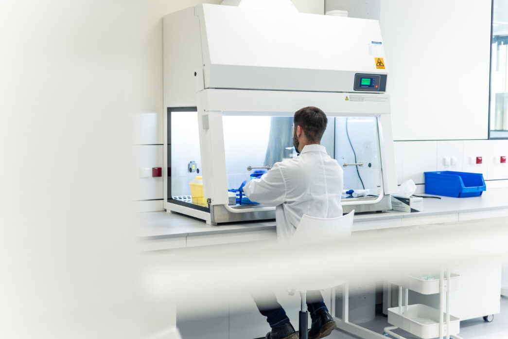 As capelas laboratoriais podem ser equipadas com diferentes sistemas de filtragem e exaustão, dependendo das necessidades do laboratório e dos materiais manipulados. Além disso, evidentemente, elas garantem a segurança dos trabalhadores, bem como ajudam a preservar a qualidade do ambiente de trabalho e atender às normas de segurança do trabalho.