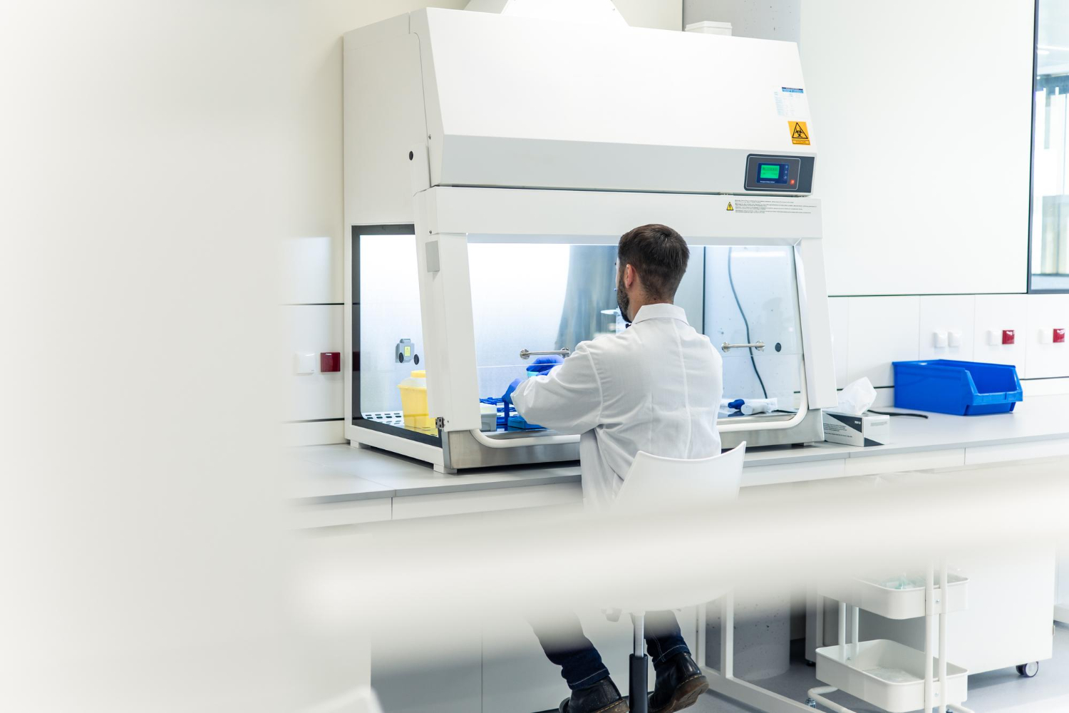 As capelas laboratoriais podem ser equipadas com diferentes sistemas de filtragem e exaustão, dependendo das necessidades do laboratório e dos materiais manipulados. Além disso, evidentemente, elas garantem a segurança dos trabalhadores, bem como ajudam a preservar a qualidade do ambiente de trabalho e atender às normas de segurança do trabalho.