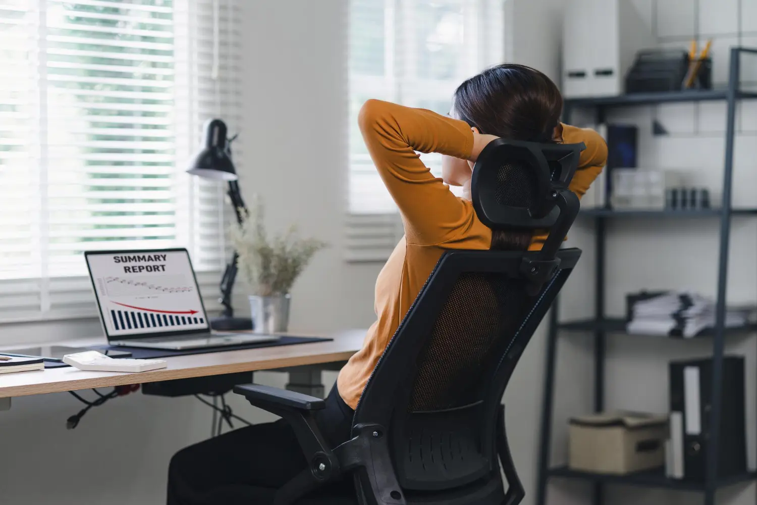 A aplicação prática das recomendações da AET melhora o conforto postural e o equilíbrio biomecânico, refletindo em maior bem-estar, produtividade e satisfação no ambiente de trabalho.