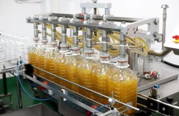 Curso Operador Envase A precisão do envase depende da sincronia entre o sistema de pesagem e os sensores de presença. Cada frasco é monitorado em tempo real para evitar sobreenchimento e garantir conformidade metrológica.