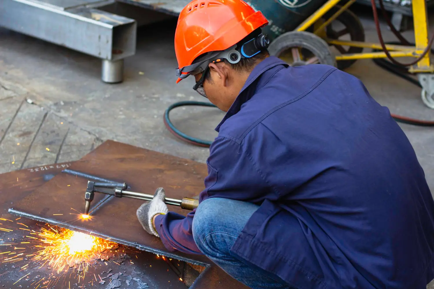A segurança começa na postura e no domínio da chama. O operador mantém alinhamento visual, controle de pressão e foco na estabilidade térmica.