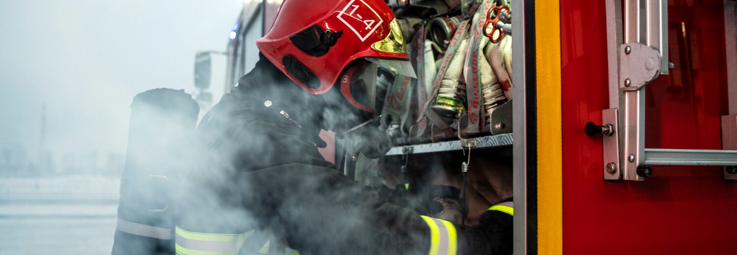 Ação coordenada com linha de ataque pressurizada para controle de incêndio classe B.
