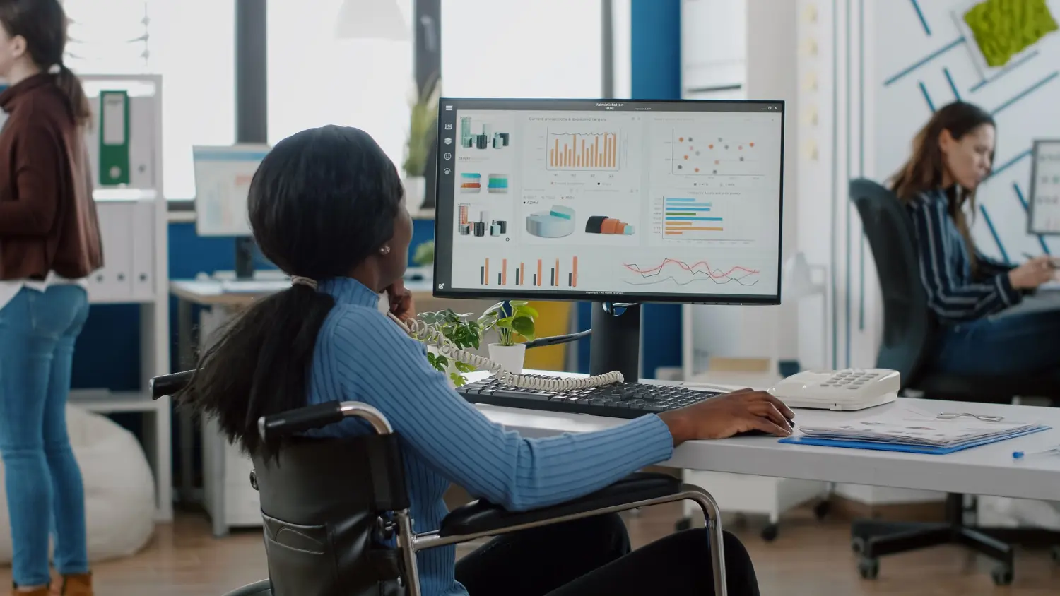Adequação do posto de trabalho às capacidades individuais a AET avalia altura de monitores, alcance manual e posicionamento de periféricos para garantir conforto, acessibilidade e produtividade.