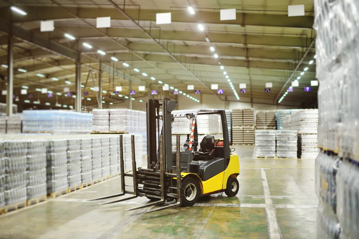 Ambientes amplos exigem controle de velocidade, leitura de carga e domínio das distâncias de frenagem. A capacitação NR 11 prepara o operador para ambientes complexos com foco em segurança, produtividade e conformidade legal.