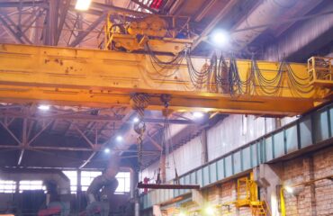 Curso Operador Ponte Rolante Ponte rolante em ambiente fabril pesado com carga suspensa em corrente. A operação demanda avaliação constante de estabilidade, ângulo de içamento e integridade dos acessórios.