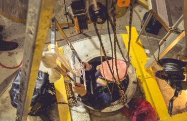 Entrada segura em espaço confinado Uso adequado de EPIs e sistema de resgate garantem a integridade do trabalhador. Entrada segura em espaço confinado: Uso adequado de EPIs e sistema de resgate garantem a integridade do trabalhador. - Curso Inventário Espaço Confinado.