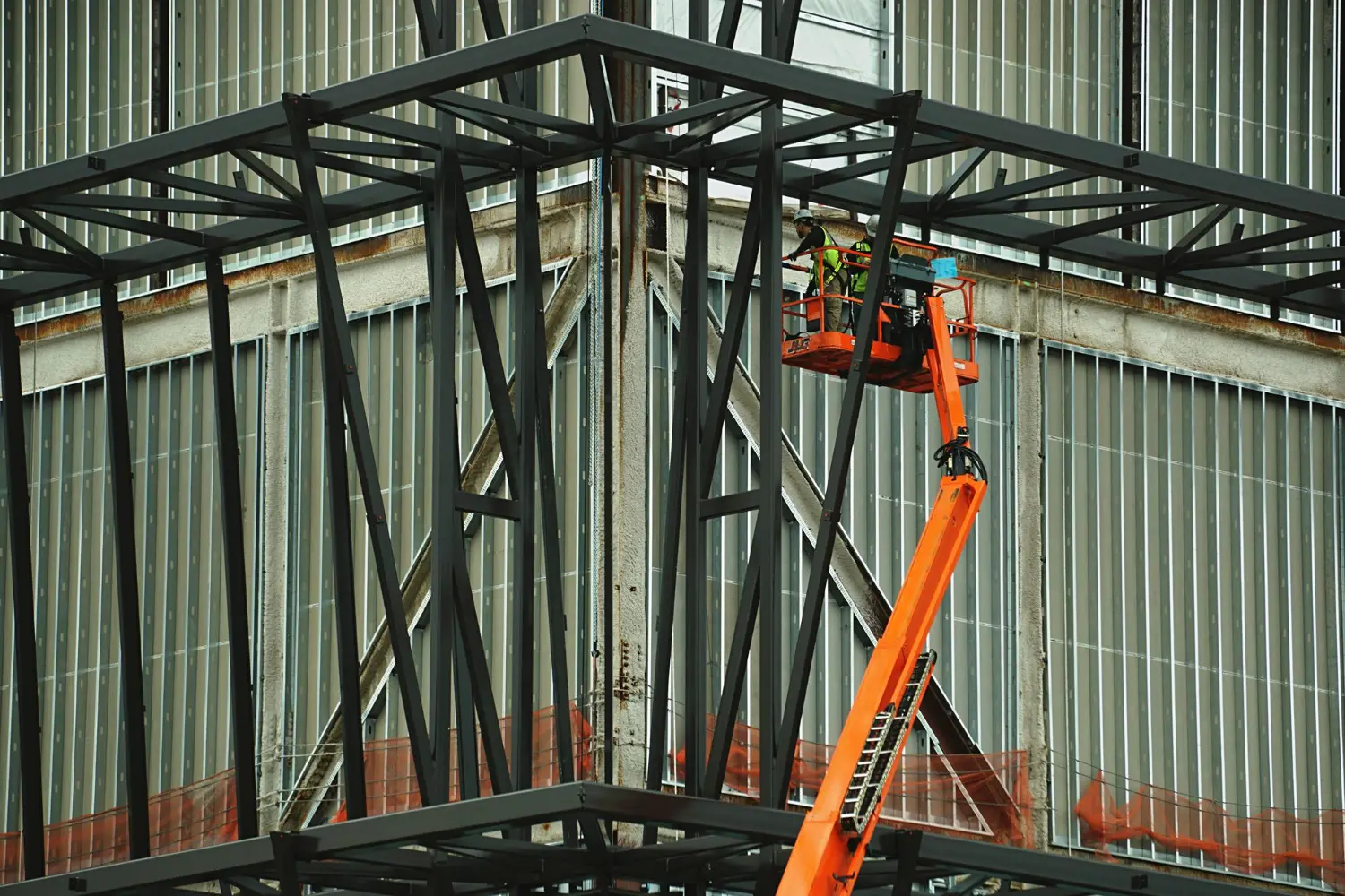 Manutenção em estrutura metálica com plataforma tipo cesto, operação exige APR específica, guarda-corpos e freios automáticos testados.