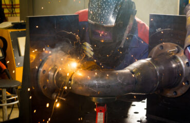 Processo de soldagem aplicada à tubulação, garantindo a vedação e resistência do material. No caso do polietileno, a fusão deve ser realizada com precisão para assegurar Processo de soldagem aplicada à tubulação, garantindo a vedação e resistência do material. No caso do polietileno, a fusão deve ser realizada com precisão para assegurar a integridade da junta.