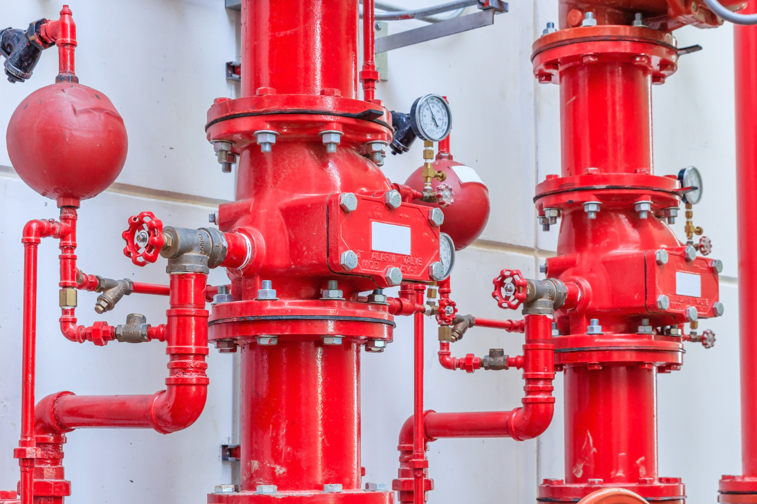 Sistema pressurizado com válvulas fechadas. Avaliação da integridade da tubulação e estanqueidade da bomba de incêndio. - Curso NFPA 20 e 25.