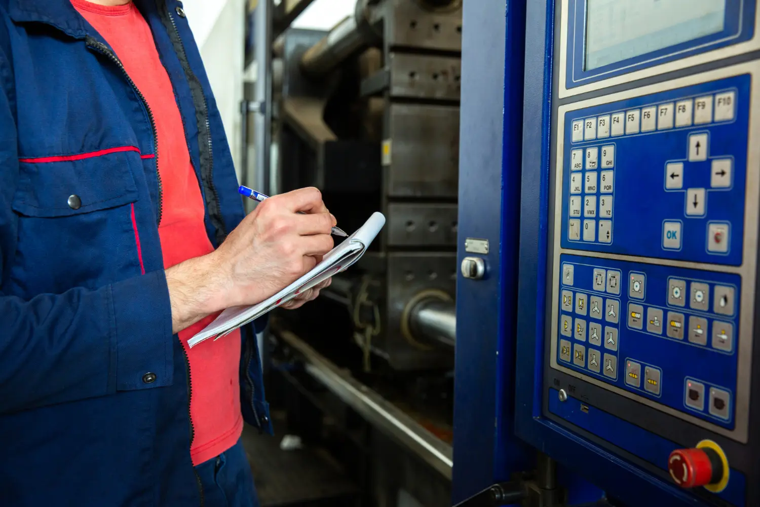 Técnico executa inspeção funcional de painel de comando industrial, aplicando avaliação de risco e desempenho de sistemas de parada de emergência