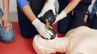 Alunos praticam a abordagem inicial em emergências infantis durante atividades orientadas, fortalecendo trabalho em equipe, coordenação e comunicação segura no atendimento pré-hospitalar básico.