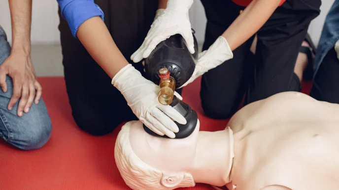 Alunos praticam a abordagem inicial em emergências infantis durante atividades orientadas, fortalecendo trabalho em equipe, coordenação e comunicação segura no atendimento pré-hospitalar básico.