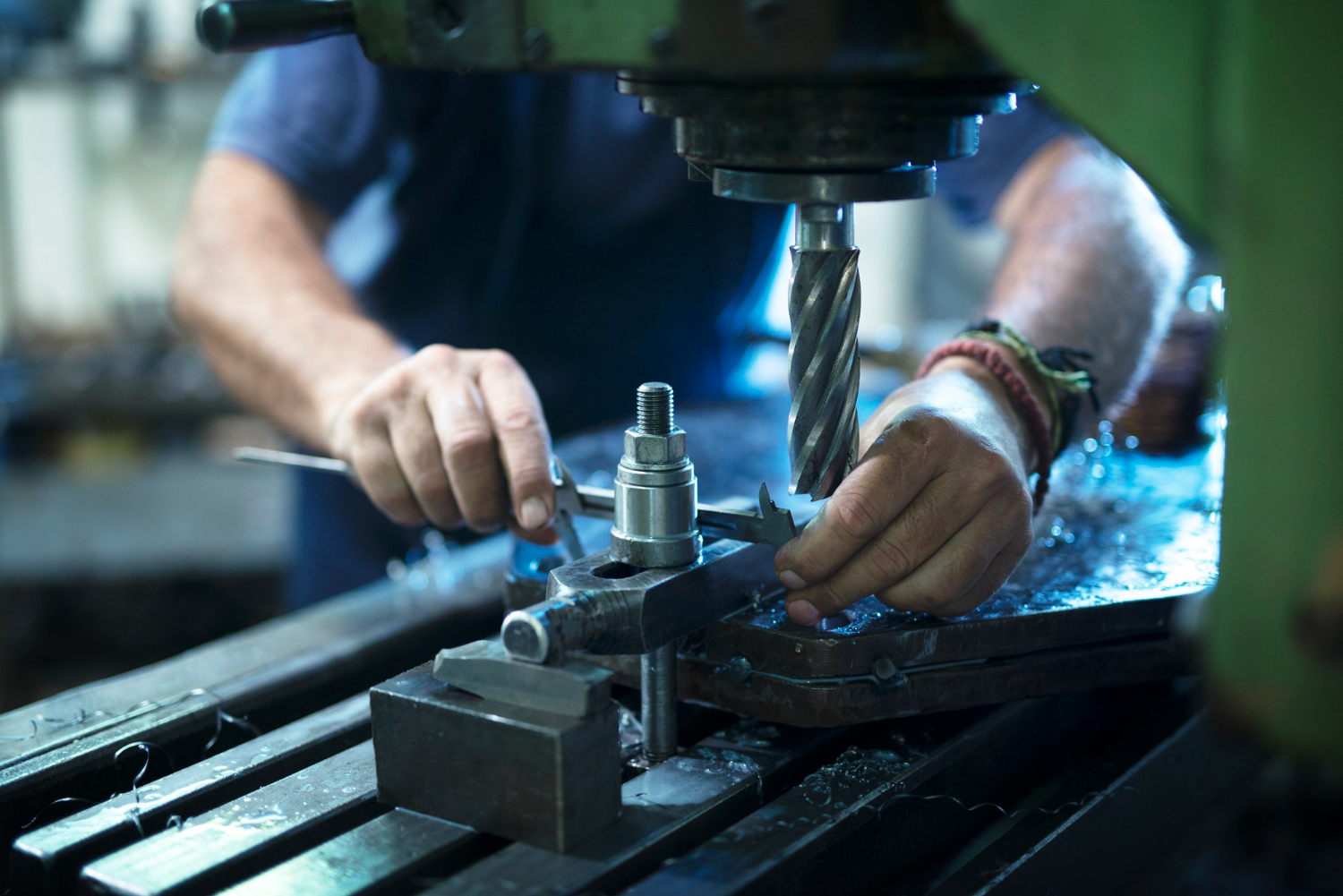 Operação de uma rosqueadeira industrial, ferramenta utilizada para criar roscas precisas em peças metálicas, essencial para montagens mecânicas e tubulações. - Curso Furadeira e Rosqueadeira.