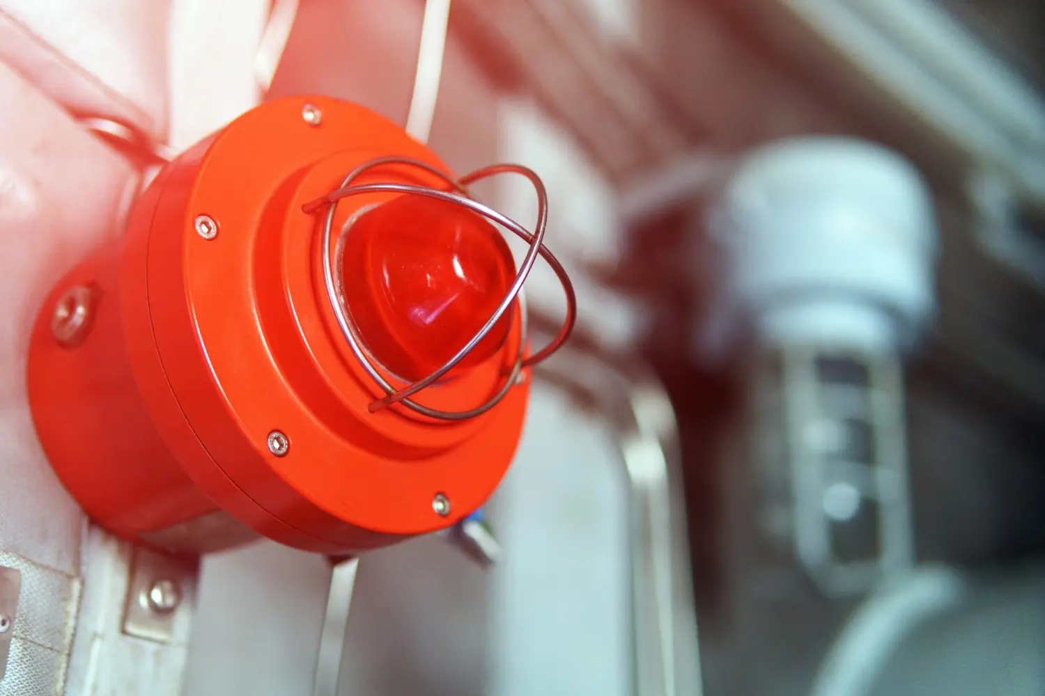 Dispositivo de alarme integrado ao sistema de combate a incêndio – quando conectado ao sprinkler, exige substituições certificadas e validação funcional conforme NBR 17240.