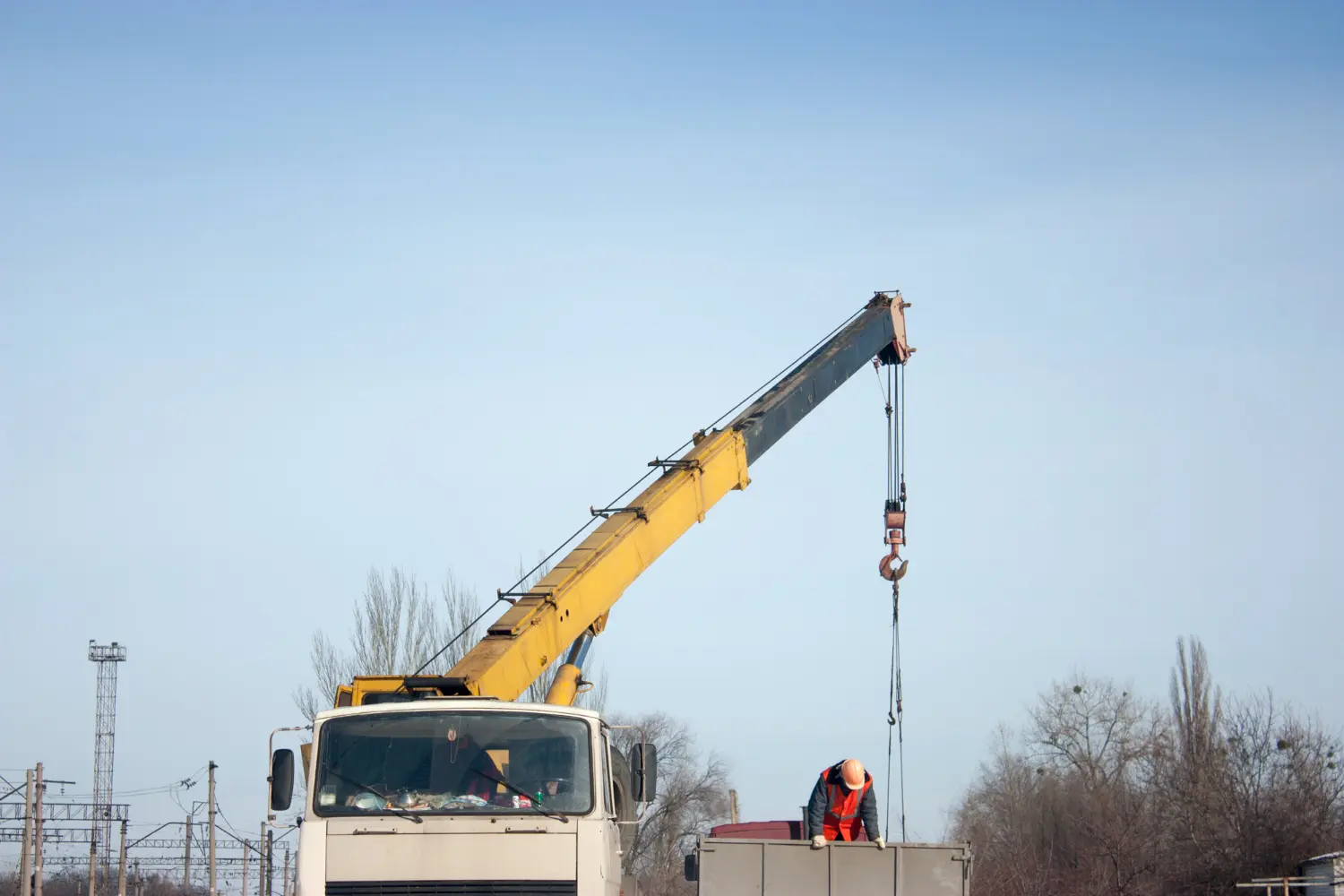 Guindaste em uso prático durante operação de içamento. O laudo técnico avalia não apenas o estado mecânico e hidráulico do equipamento, mas também o comportamento em campo, incluindo movimentações dinâmicas, ancoragem e atuação do operador.