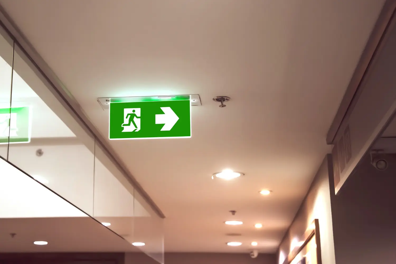 Saída de emergência iluminada orientação em situações críticas.