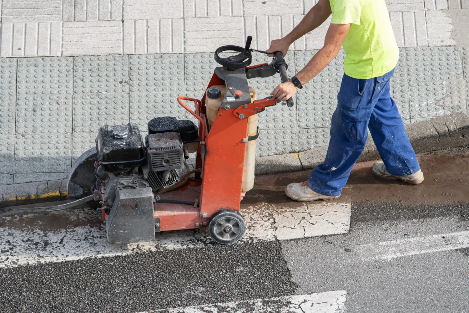 Toda operação de corte deve ser respaldada por inspeção técnica formal. Quando o equipamento entra em contato com o solo, o risco já entrou em contato com a empresa. Laudo técnico e ART são o limite entre a produtividade e a responsabilidade.