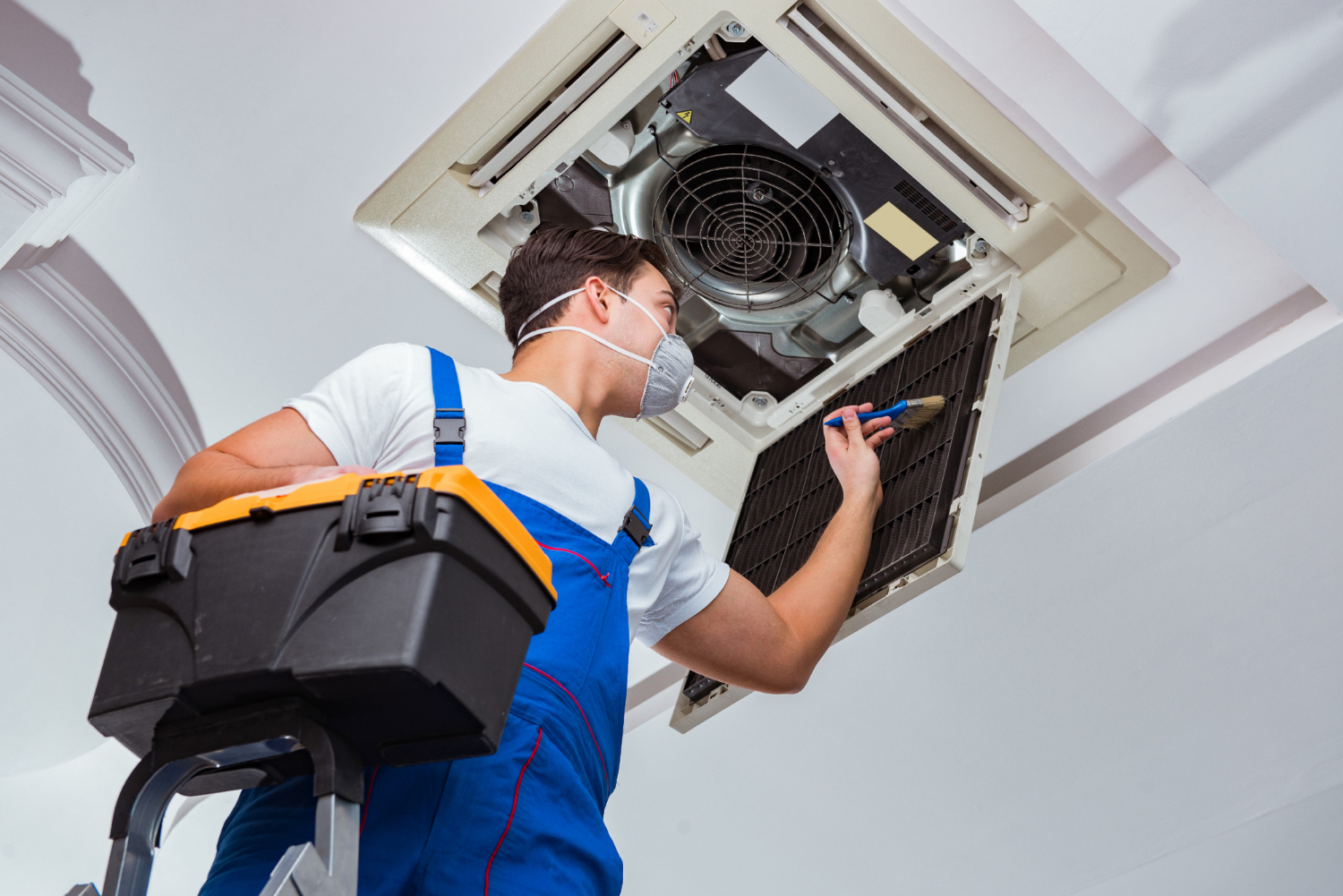 Manutenção em ação! Profissional higieniza o ar-condicionado para garantir eficiência e qualidade do ar. - Curso Como Fazer PMOC.