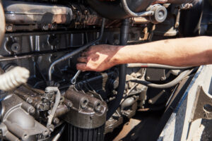 Ajuste de componentes em um motor a diesel pesado. A manutenção preventiva é essencial para aumentar a durabilidade do equipamento e evitar paradas inesperadas.