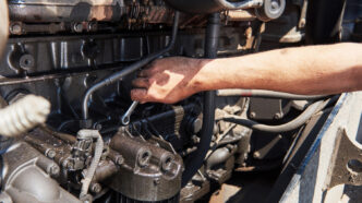 Ajuste de componentes em um motor a diesel pesado. A manutenção preventiva é essencial para aumentar a durabilidade do equipamento e evitar paradas inesperadas.