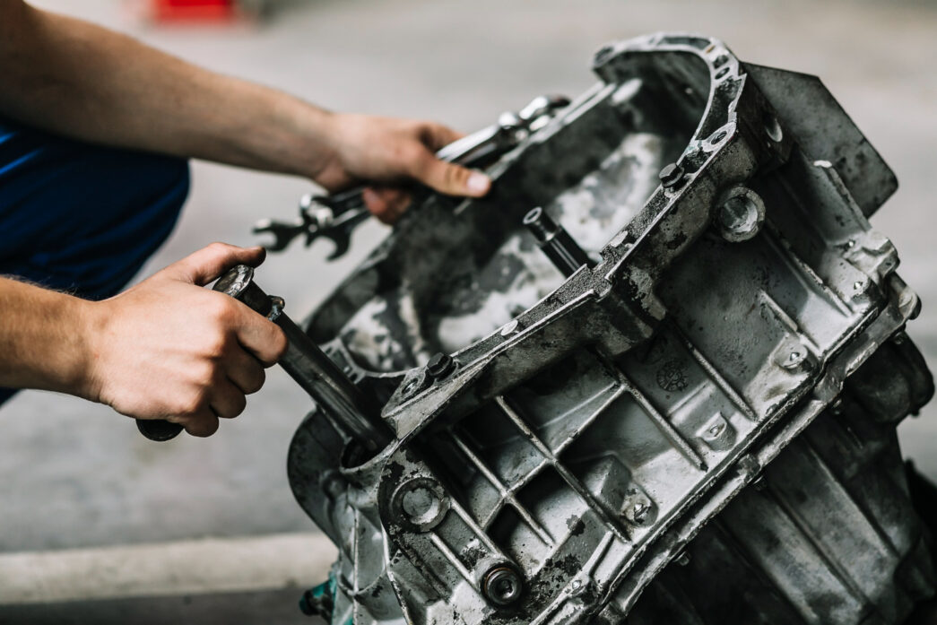 Manutenção de transmissão: Ajuste e inspeção da carcaça da transmissão para garantir a eficiência da transferência de torque.