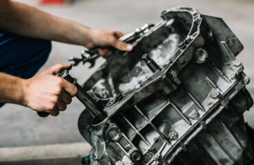 Ajuste e inspeção da carcaça da transmissão para garantir a eficiência da transferência de torque. Manutenção de transmissão: Ajuste e inspeção da carcaça da transmissão para garantir a eficiência da transferência de torque.