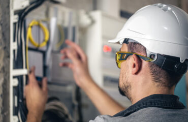 Gestão de Manutenção Elétrica – A inspeção e manutenção de painéis elétricos são fundamentais para a segurança e funcionamento contínuo das instalações prediais, prevenind Gestão de Manutenção Elétrica – A inspeção e manutenção de painéis elétricos são fundamentais para a segurança e funcionamento contínuo das instalações prediais, prevenindo falhas e reduzindo riscos elétricos. - Curso Operação Manutenções Prediais.