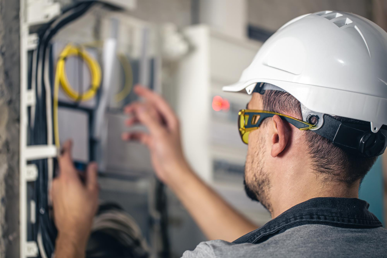 Gestão de Manutenção Elétrica – A inspeção e manutenção de painéis elétricos são fundamentais para a segurança e funcionamento contínuo das instalações prediais, prevenindo falhas e reduzindo riscos elétricos. - Curso Operação Manutenções Prediais.