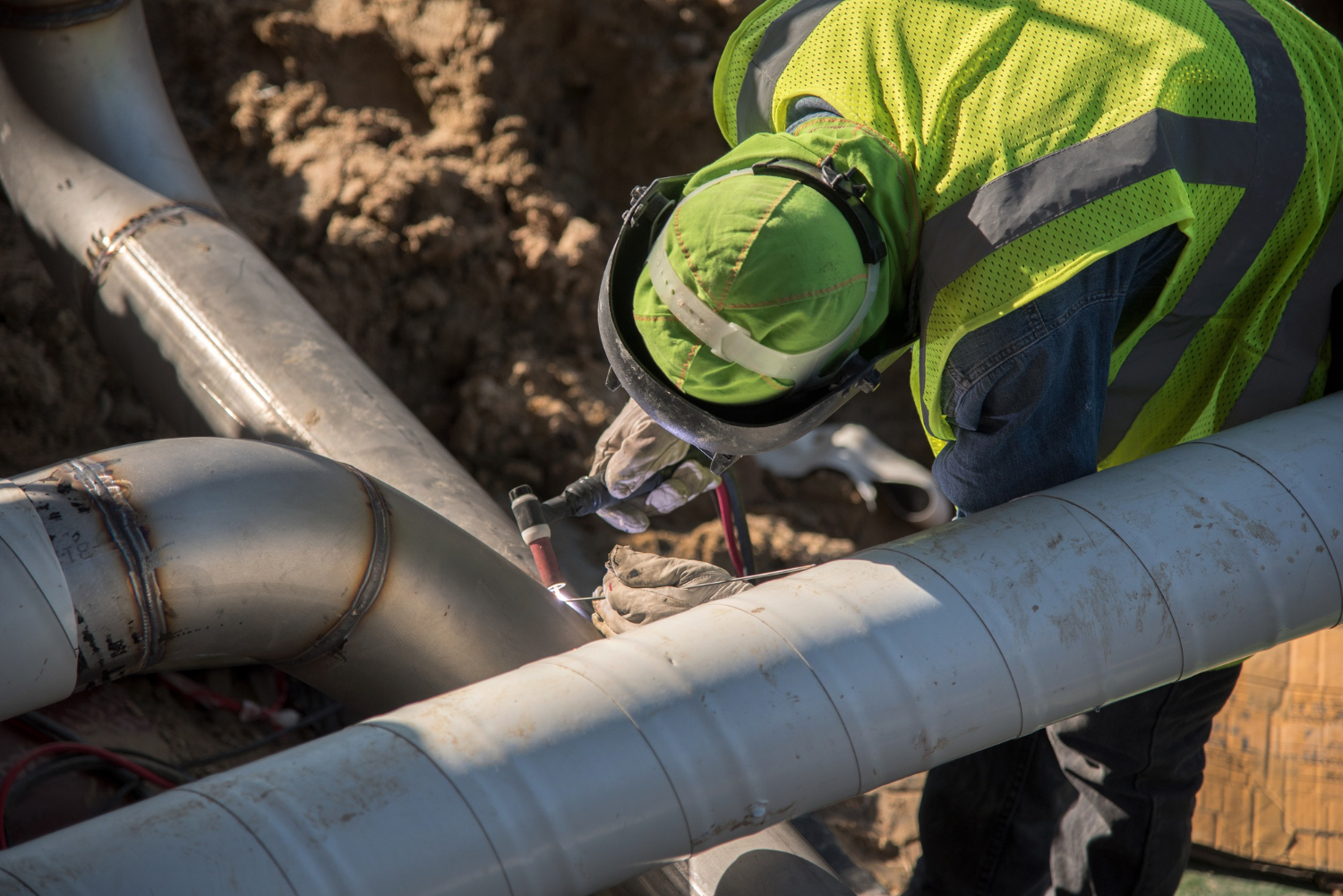 Manutenção de Infraestrutura Hidráulica – A soldagem de tubulações é essencial para garantir a integridade das redes hidráulicas e evitar vazamentos, contribuindo para a eficiência operacional dos sistemas prediais. - Curso Operação Manutenções Prediais.
