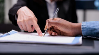 Na gestão de contratos, cada cláusula importa. Leia, revise e assine com segurança! - Curso Gestão de Contratos.