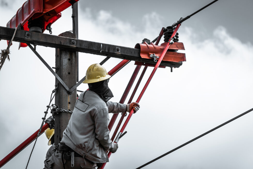 Procedimentos de seccionamento e recomposição de circuitos em redes de alta tensão (AT). Técnicas de isolamento e aterramento aplicadas para garantir a proteção contra descargas e arco elétrico.