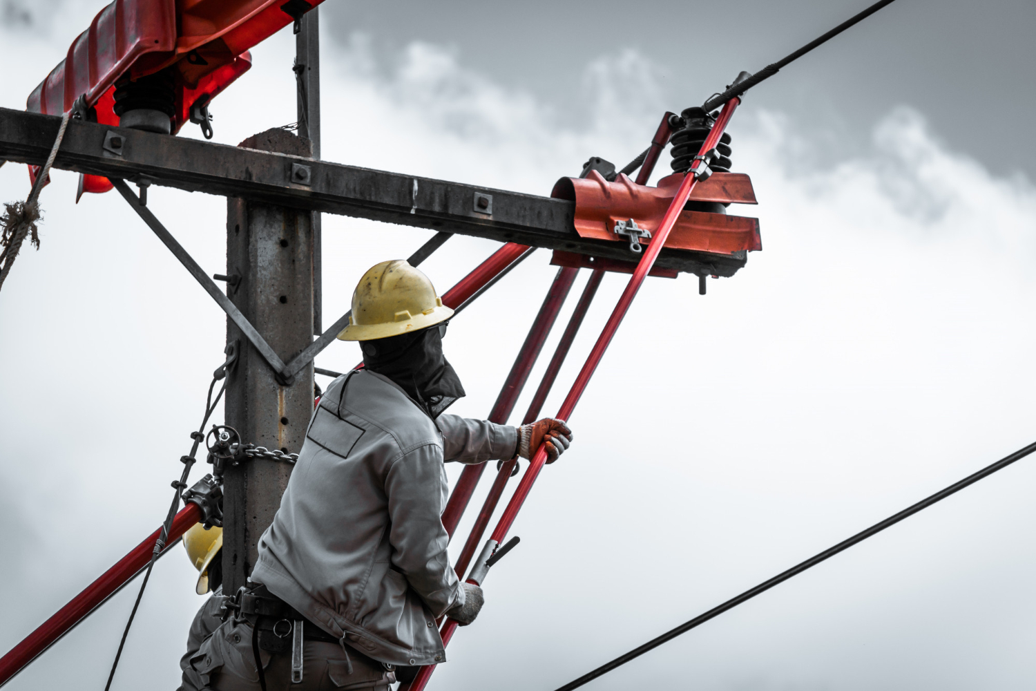 Procedimentos de seccionamento e recomposição de circuitos em redes de alta tensão (AT). Técnicas de isolamento e aterramento aplicadas para garantir a proteção contra descargas e arco elétrico.