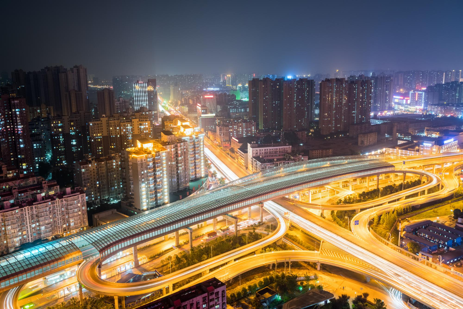 O dinamismo das redes de transporte urbanas iluminadas por sistemas de energia inteligentes e sustentáveis, conectando bairros e garantindo eficiência para a mobilidade urbana. - Curso Tecnologias Redes Elétricas Inteligentes.