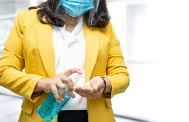 Higienização com álcool em gel uma medida essencial para a proteção e saúde. Higienização com álcool em gel uma medida essencial para a proteção e saúde. - Curso Cuidados com as Mãos.