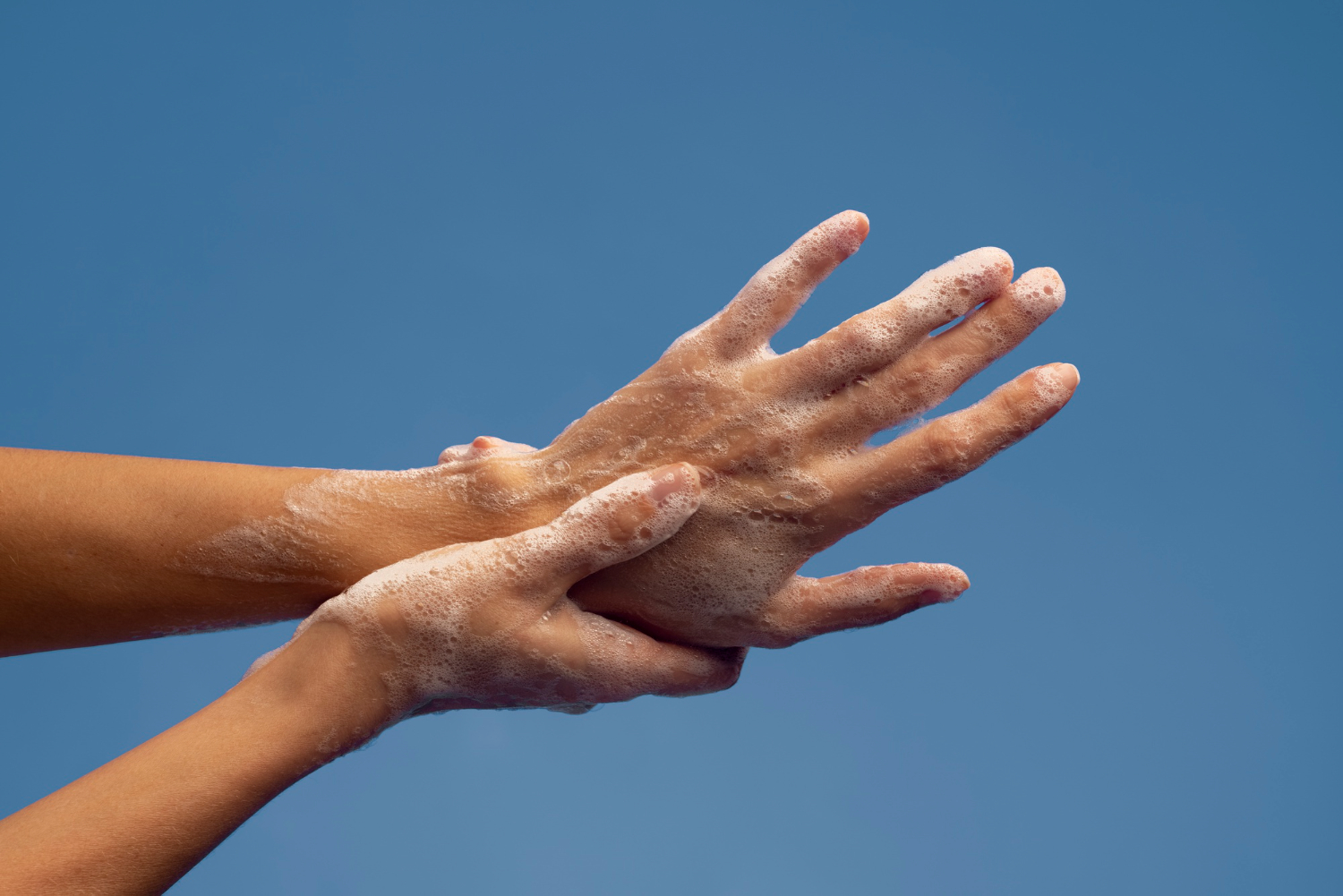 Lavar as mãos com água e sabão: a base de uma boa higiene diária. - Curso Cuidado com as Mãos.