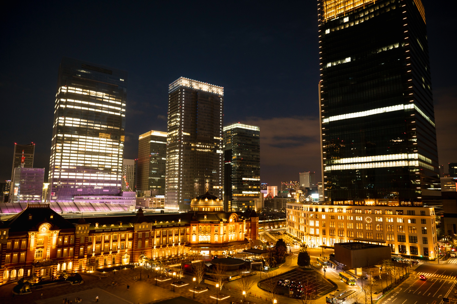 A integração de tecnologia e infraestrutura em cidades inteligentes: edifícios iluminados com eficiência energética e sistemas de controle automatizado destacam a modernidade de redes inteligentes urbanas. - Curso Tecnologias Redes Elétricas Inteligentes.