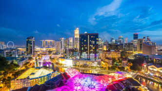 O dinamismo das redes de transporte urbanas iluminadas por sistemas de energia inteligentes e sustentáveis, conectando bairros e garantindo eficiência para a mobilidade urbana. - Curso Tecnologias Redes Elétricas Inteligentes.
