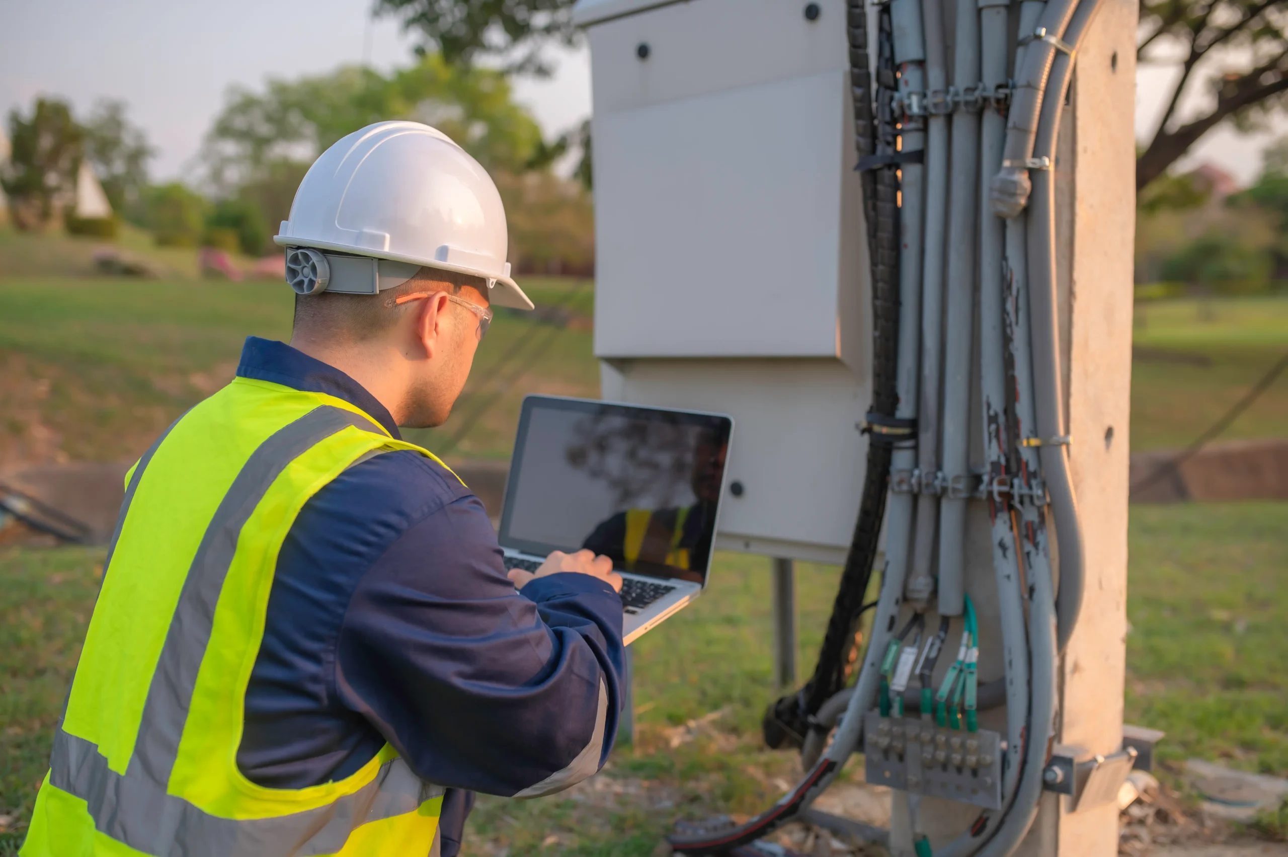 Inspección técnica en campo con apoyo de sistemas digitales. La NR 10 exige un análisis previo de riesgos y el aislamiento de las fuentes antes de cualquier intervención en paneles energizados.