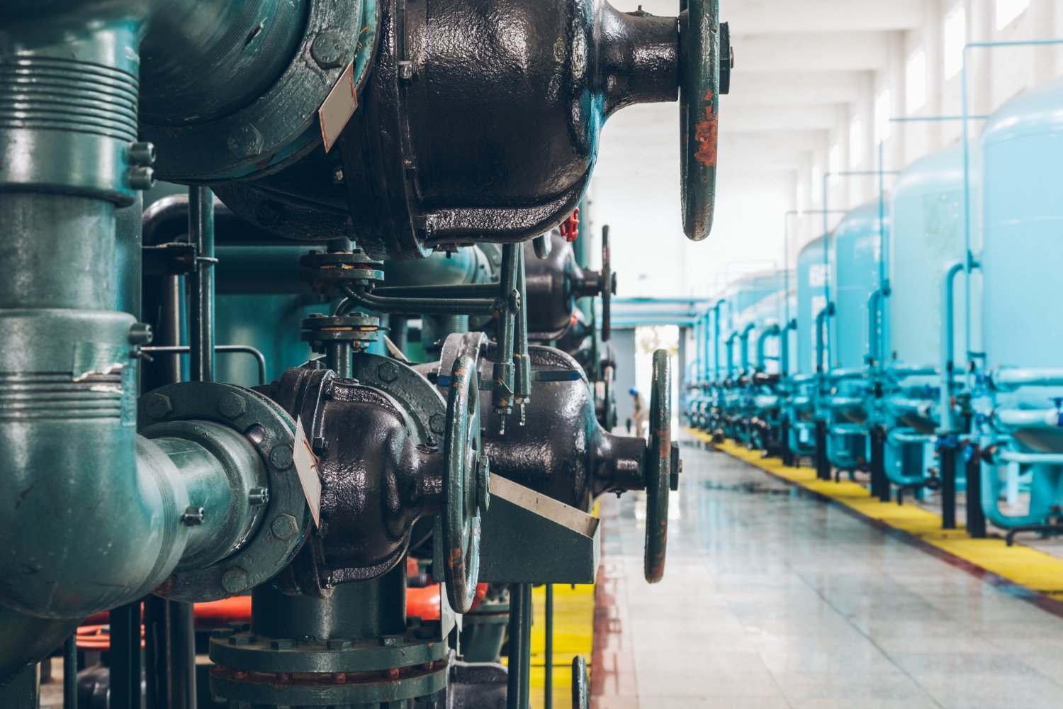 Sistema de compressão e distribuição de gás natural comprimido (GNC) em uma instalação industrial. A estrutura robusta é composta por compressores, válvulas e tubulações projetadas para lidar com altas pressões. As unidades de compressão convertem o gás natural de baixa pressão para alta pressão, preparando-o para armazenamento em cilindros ou distribuição em veículos. A organização das tubulações e componentes reflete os padrões rigorosos de segurança e eficiência operacional em sistemas de GNC.