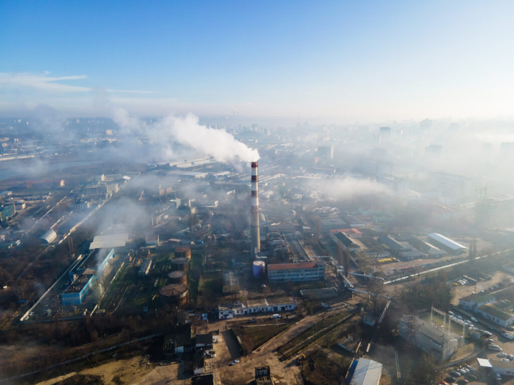 Vista aérea de área urbana com forte emissão de poluentes atmosféricos provenientes de chaminés industriais - ATMOSFERA EXPLOSIVA EX001