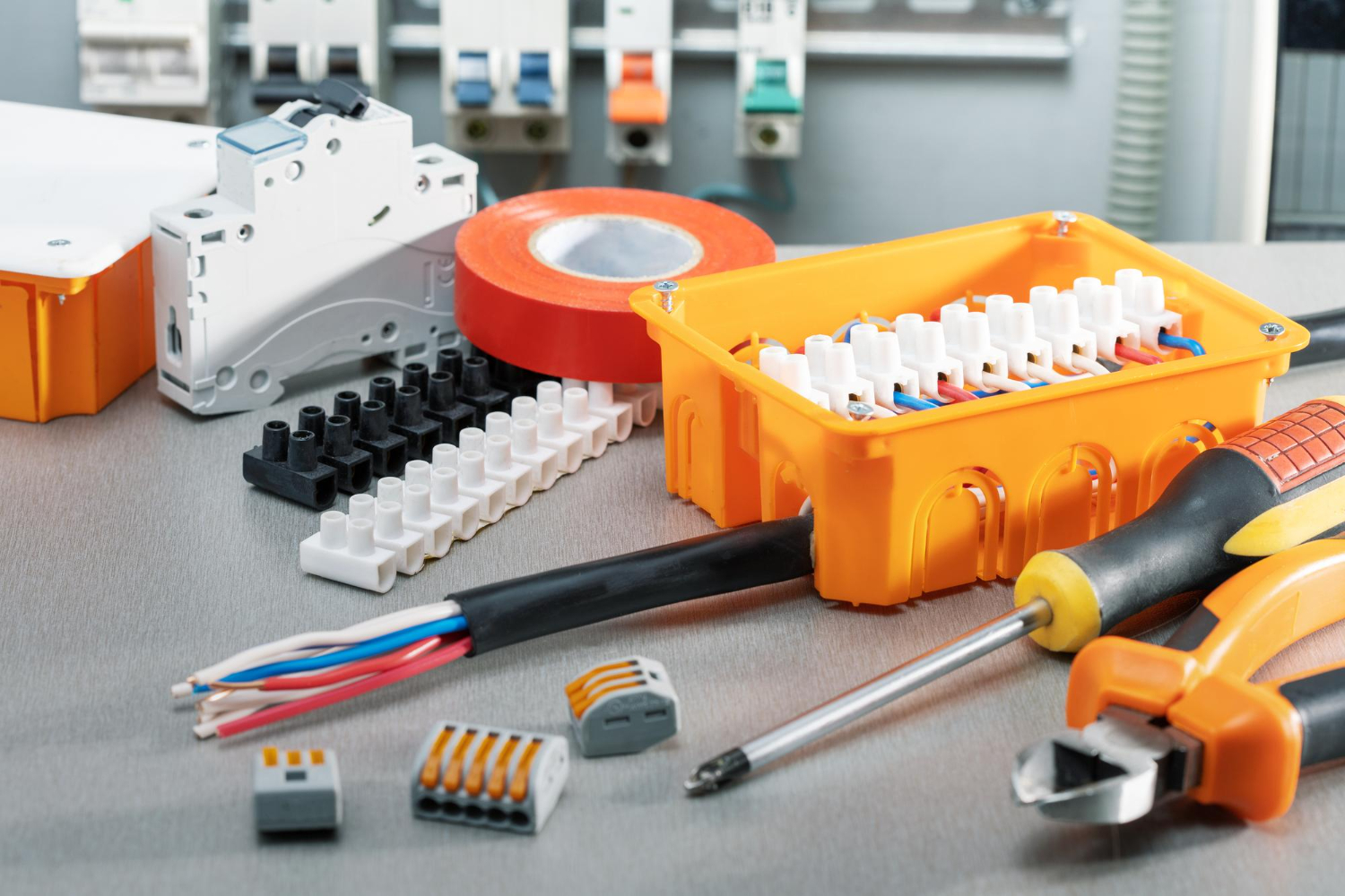 Camadas de materiais isolantes flexíveis, cuidadosamente projetadas para garantir máxima eficiência em proteção elétrica, ideais para ambientes industriais exigentes e instalações residenciais, atendendo a normas rigorosas de segurança. - Curso Materiais Combinados IEC 60626-1.