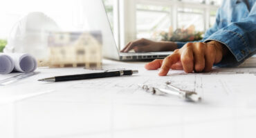 Engenheiro realizando Projeto Para-Raio